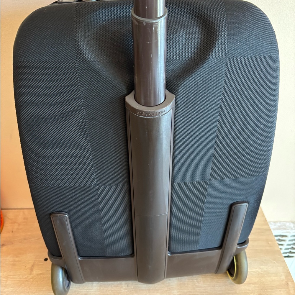 Authentic Louis Vuitton carry on suitcase - Picture 6 of 10